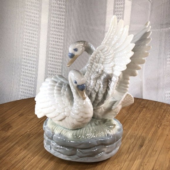 VINTAGE 1970’s SWAN LAKE Musical Rotating Porcelain FIGURINE Japan GLOBAL ART - Picture 11 of 11